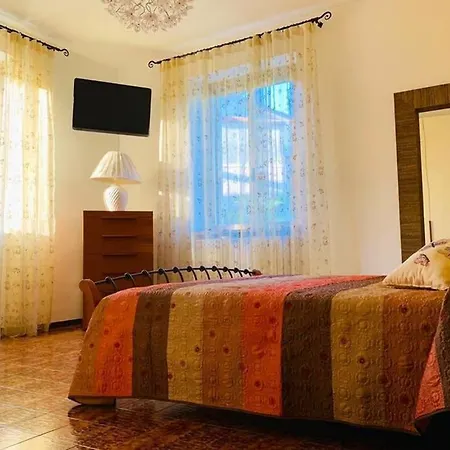 בית נופש Flowery House *